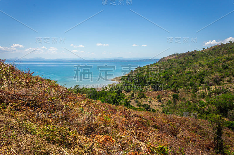 马达加斯加岛的海岸线，成排的棕榈树和漂浮在海上的船只