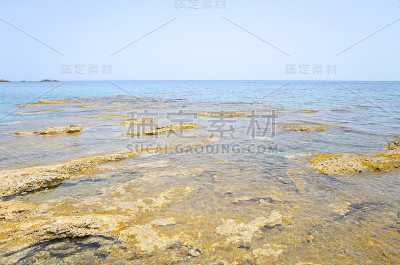 克里特岛海岸的岩石。