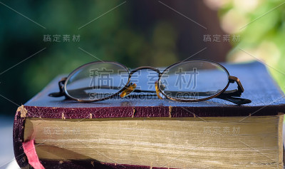 旧皮革圣经上的眼镜