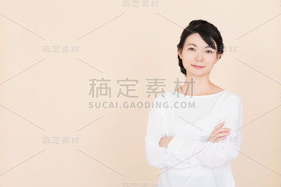 挽着胳膊的年轻女子