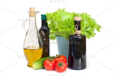 橄榄油瓶，沙拉和蔬菜