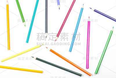 一束彩色铅笔孤立在白色背景上