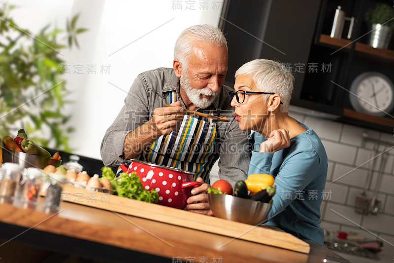 恋爱中的老人为他的爱人做饭