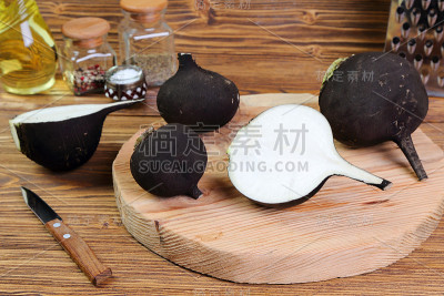 厨房桌上的黑萝卜