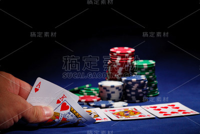 一堆筹码和两个a