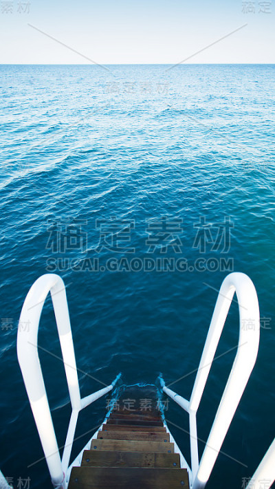 通往蓝色大海的阶梯