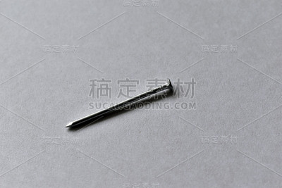 白色背景上的一串小铁钉