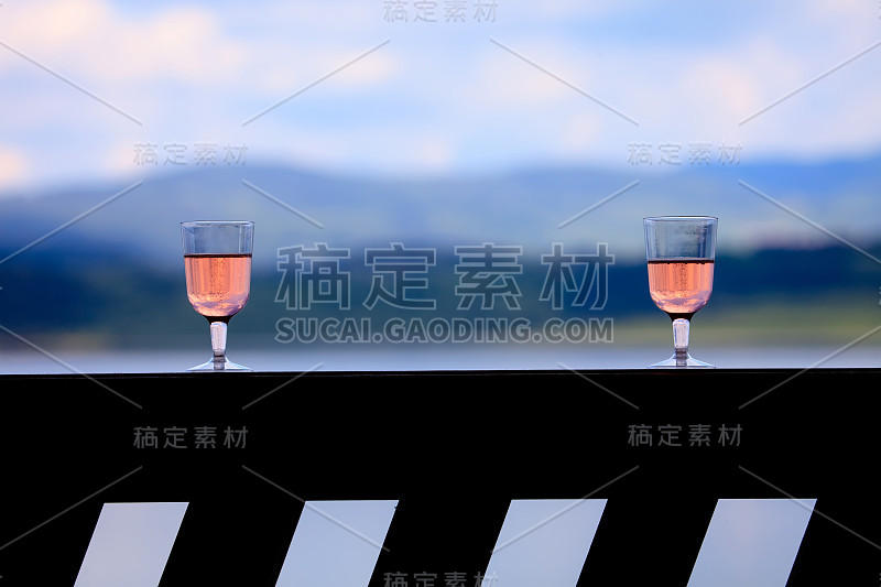 两只玫瑰酒杯