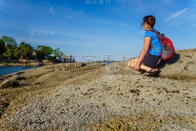 女人在海滩