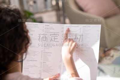 漂亮的卷发女人用手指着单子