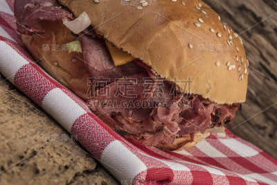 烤牛肉汉堡放在木桌上