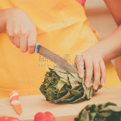准备新鲜蔬菜沙拉的女人