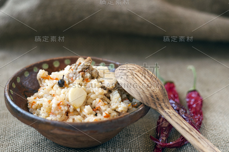 米饭配肉，大蒜，香料和蔬菜