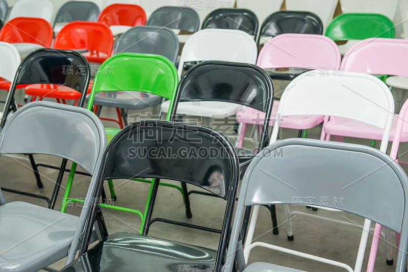 礼堂、礼堂、教室里有一排排空的彩色座位、椅子。会议厅或会议室。有选择性的重点。