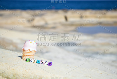 沙滩上写着节日快乐的标语。暑假的背景