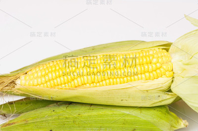 玉米孤立在白色背景上