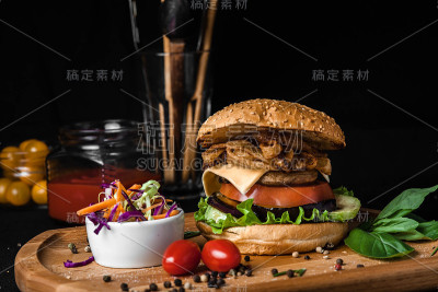 素食汉堡由南瓜和番茄烤西葫芦黑色背景