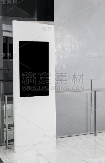 人行道上空白的室内白板用于广告