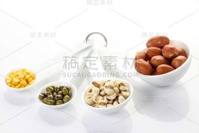 白色背景上的豆子