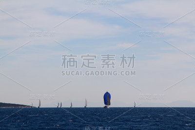 帆船比赛的白帆游艇在公海上进行