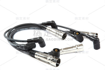 白色背景上的汽车高压电线。