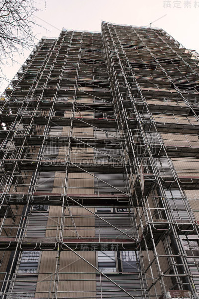有脚手架的重建建筑