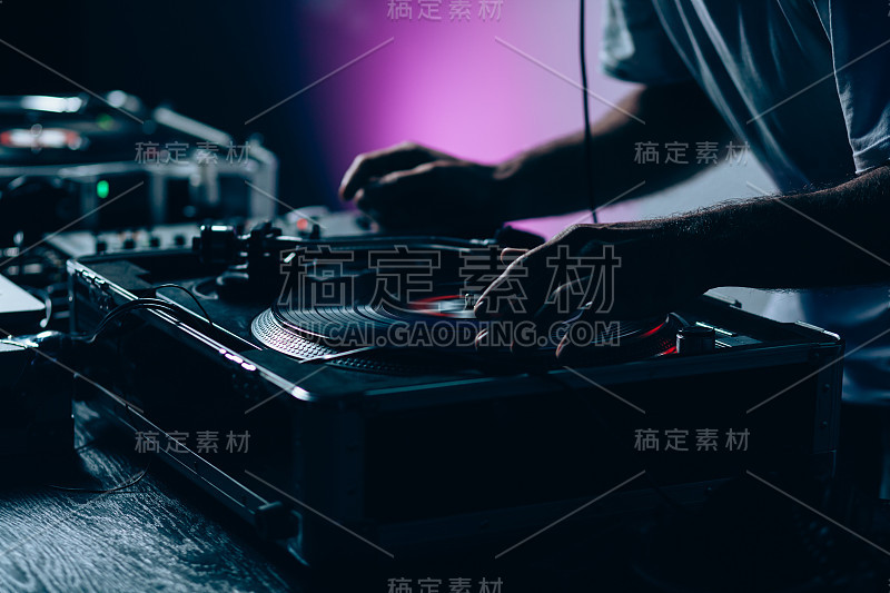 夜店男dj