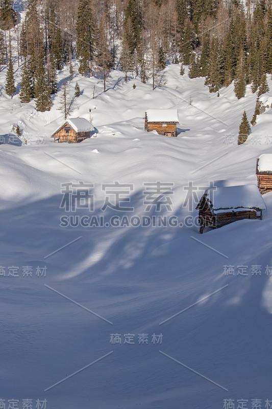 山上被雪覆盖的小屋，Dedno polje