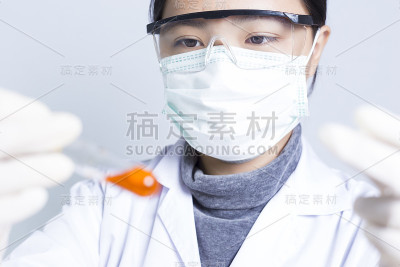 女科学家:拿着液体溶液的研究员