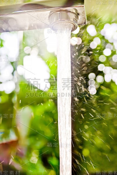 水正从水龙头里流出来