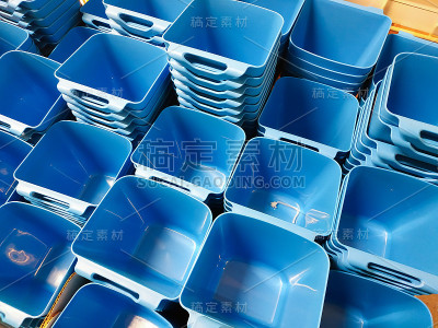 堆叠蓝色塑料容器盒存储。