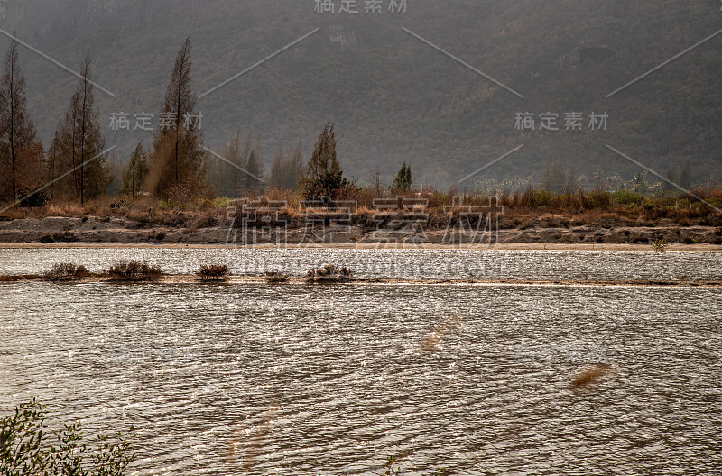 一座大山环绕着一条河。