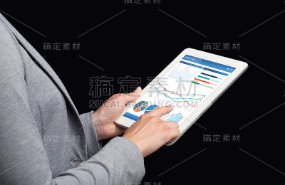 不认识的女人用金融软件做市场分析