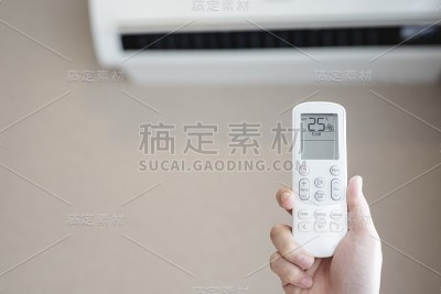房间内装有遥控操作的空调。拯救世界拯救生命。