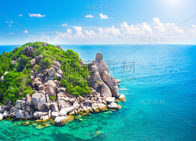 佛岩和美丽的热带海洋，泰国