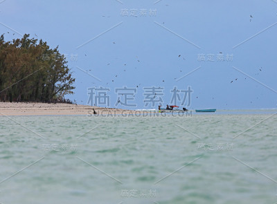 远处的游船在岛上着陆