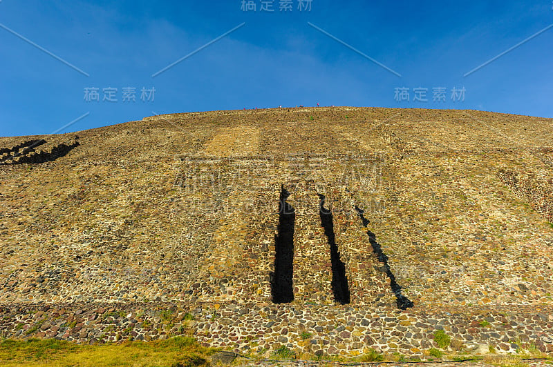 壮观的太阳金字塔是特奥蒂瓦坎最大的建筑，也是中美洲最大的建筑之一。