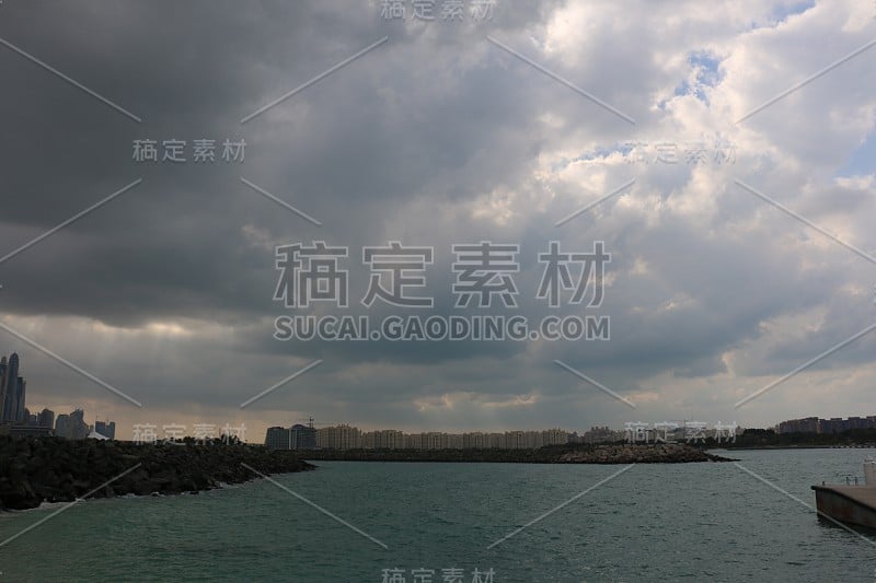 地平线的海景，水波和戏剧性的云景在朱美拉海滩在迪拜，阿拉伯联合酋长国