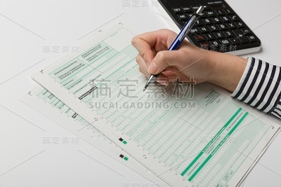 女性手的特写和表格的税务申报