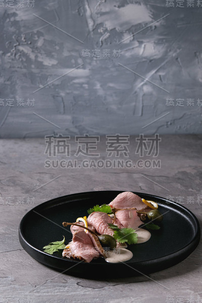小牛肉配金枪鱼酱
