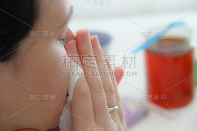 躺在床上的年轻妇女