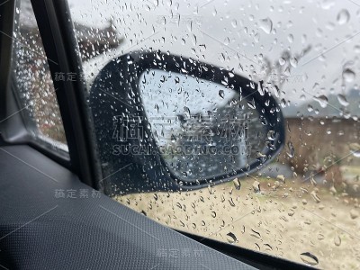 水滴在侧镜上