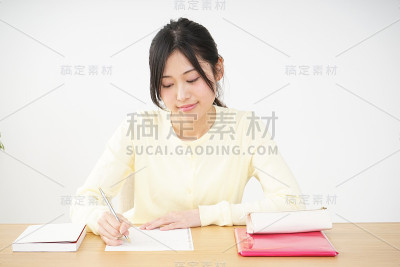 年轻女人学习