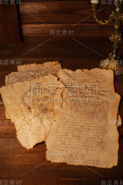 青铜镀金的烛台上有三支芥菜蜡烛