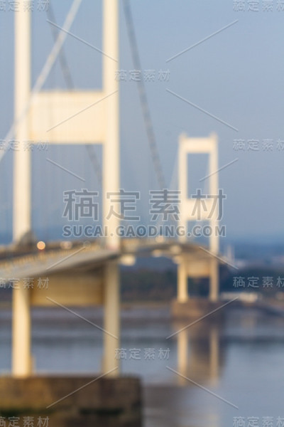 模糊肖像悬索桥，肖像