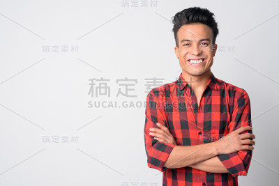 快乐的年轻亚洲潮人的肖像与双臂交叉微笑