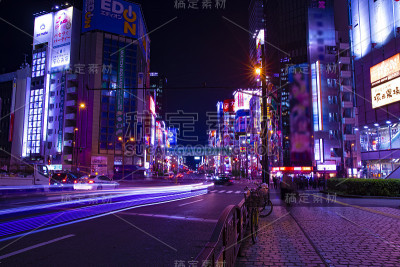 一个夜晚在东京秋叶原市中心的霓虹街道宽镜头