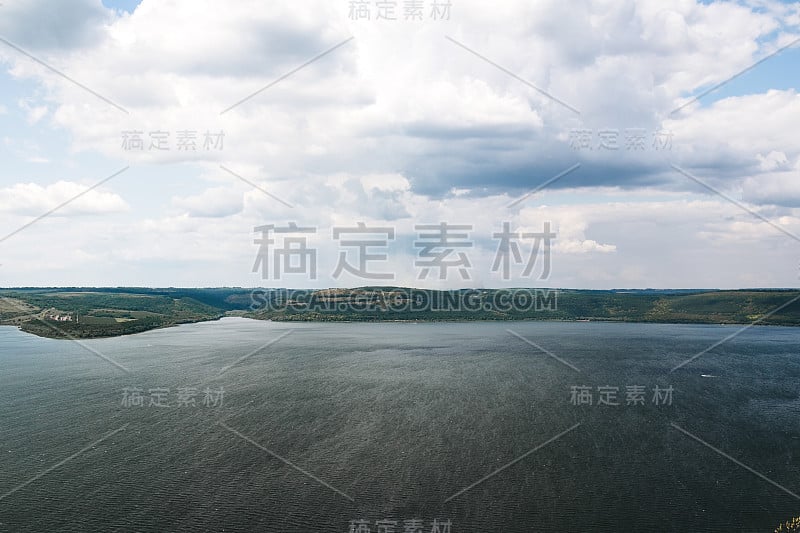 群山之间的大湖景色优美。河流和悬崖景观。乌克兰的Bakota湖和Dnister河。旅游和探索国家公园