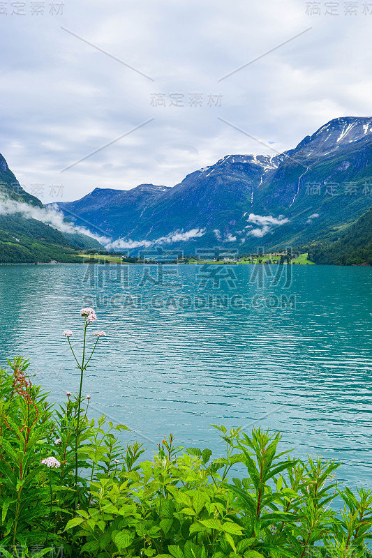 美丽的Oldevatnet冰湖和雾蒙蒙的山脉景观。挪威。