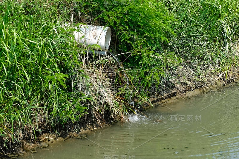 水从管子里流出来